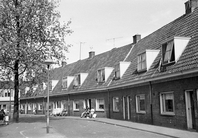 58701 Gezicht op de voorgevels van de panden Houtplein 38 (rechts) -lager te Utrecht.